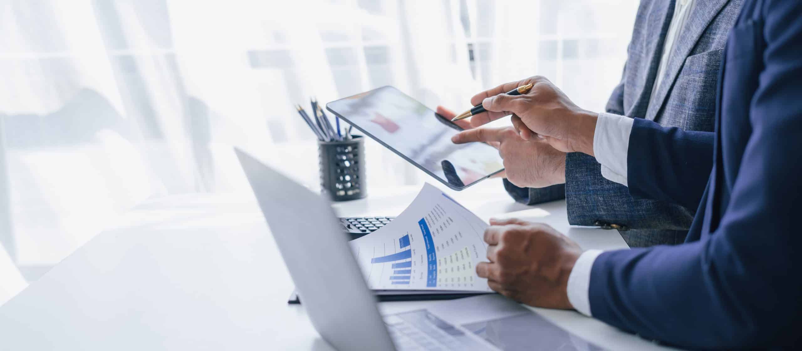 Using tablet pc, Consultant between bookkeepers and accounting l